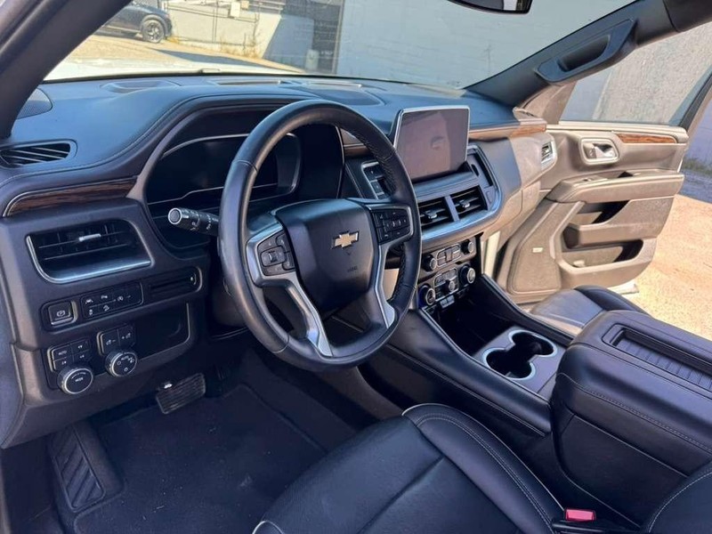 Chevrolet Suburban Vehicle Full-screen Gallery Image 16