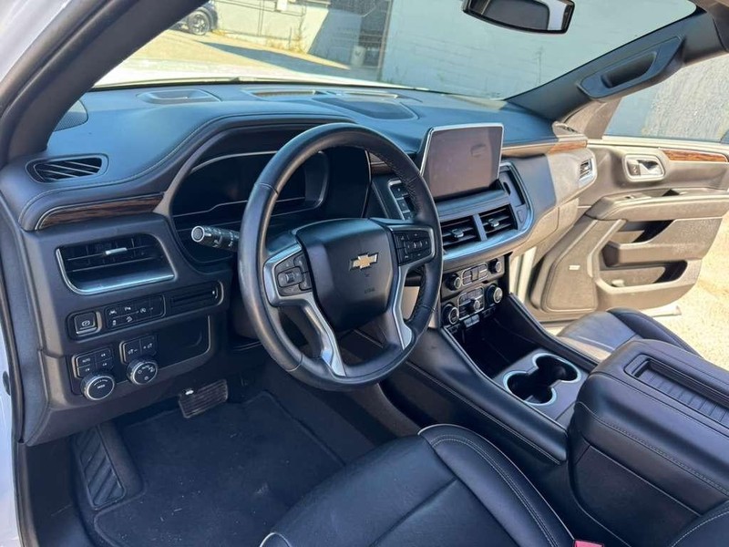 Chevrolet Suburban Vehicle Full-screen Gallery Image 17