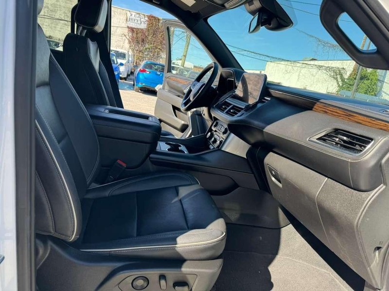 Chevrolet Suburban Vehicle Full-screen Gallery Image 19