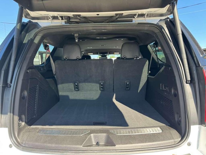 Chevrolet Suburban Vehicle Full-screen Gallery Image 20