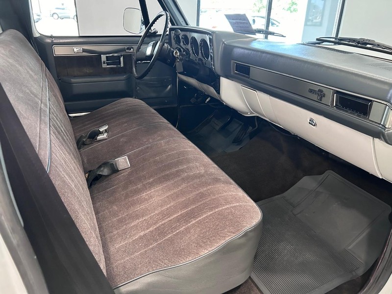 Chevrolet Pickup Vehicle Full-screen Gallery Image 2