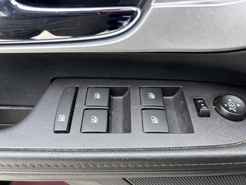 Chevrolet Equinox Vehicle Full-screen Gallery Image 16