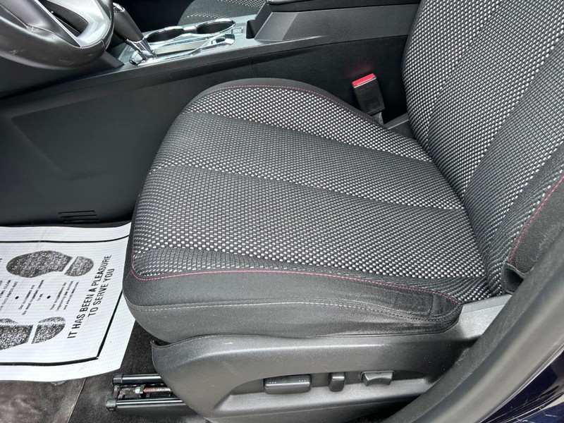 Chevrolet Equinox Vehicle Full-screen Gallery Image 17