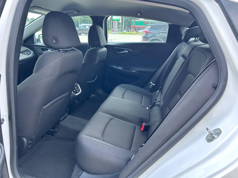 Chevrolet Malibu Vehicle Full-screen Gallery Image 9