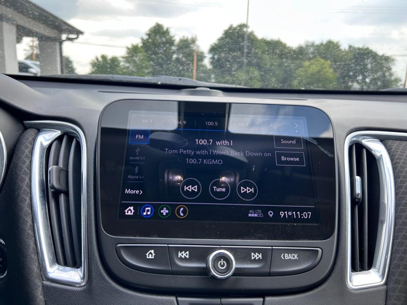 Chevrolet Malibu Vehicle Full-screen Gallery Image 14