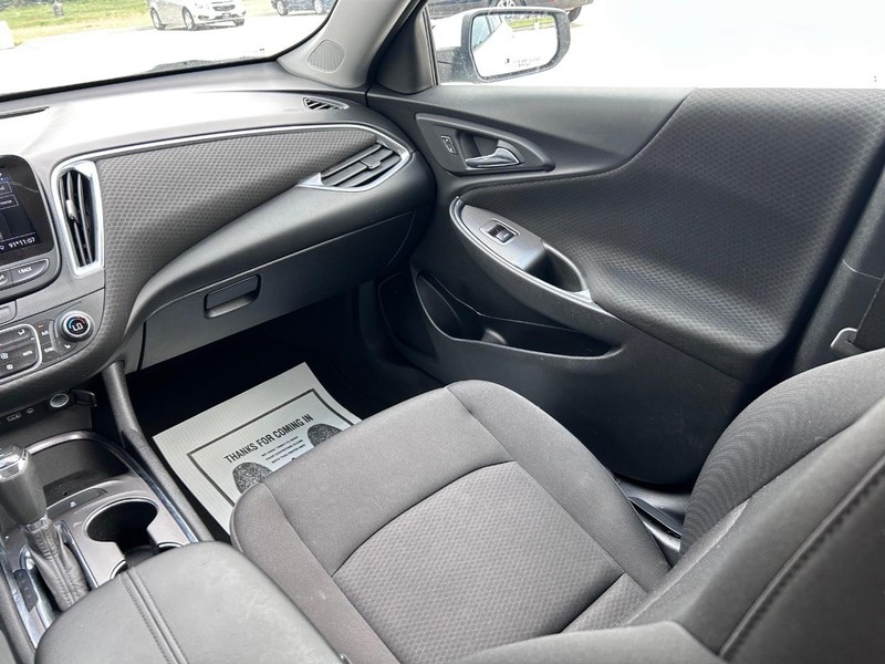 Chevrolet Malibu Vehicle Full-screen Gallery Image 17