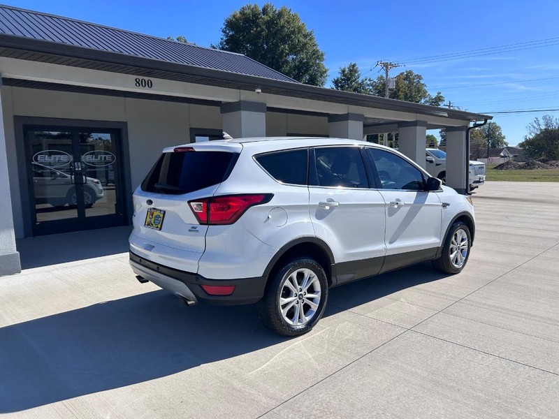 Ford Escape Vehicle Full-screen Gallery Image 3