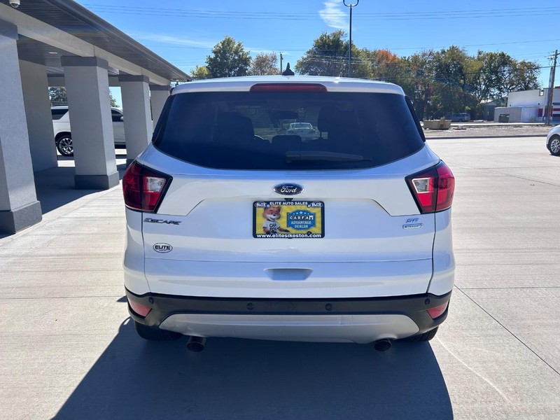 Ford Escape Vehicle Full-screen Gallery Image 4