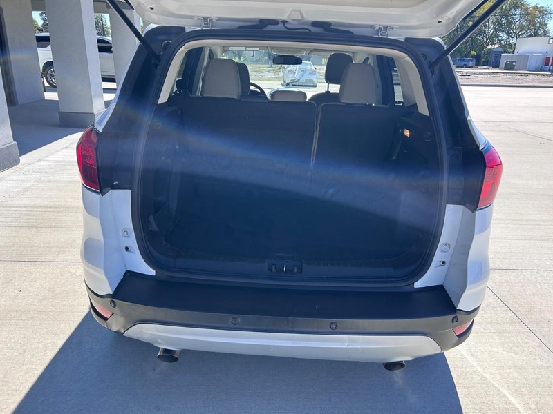 Ford Escape Vehicle Full-screen Gallery Image 5