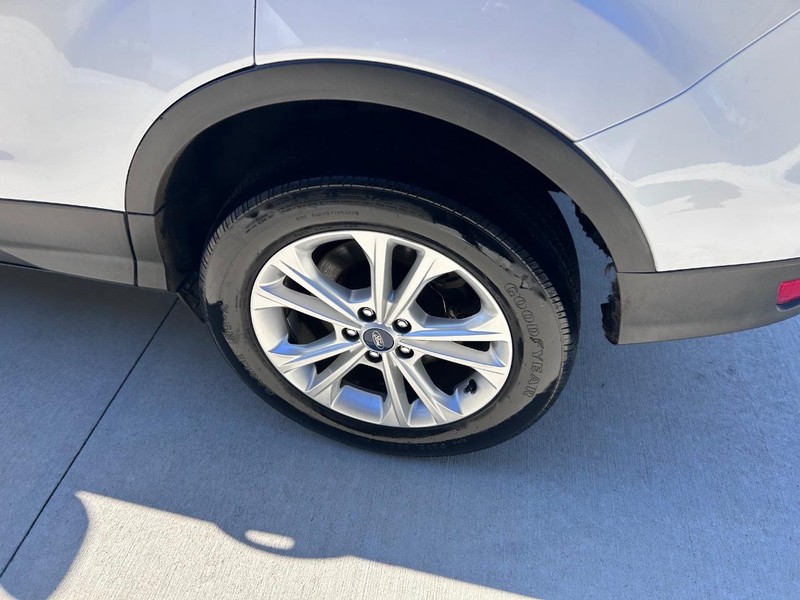 Ford Escape Vehicle Full-screen Gallery Image 6