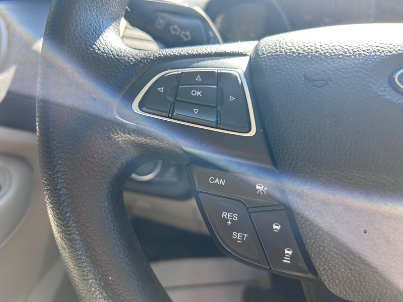 Ford Escape Vehicle Full-screen Gallery Image 10