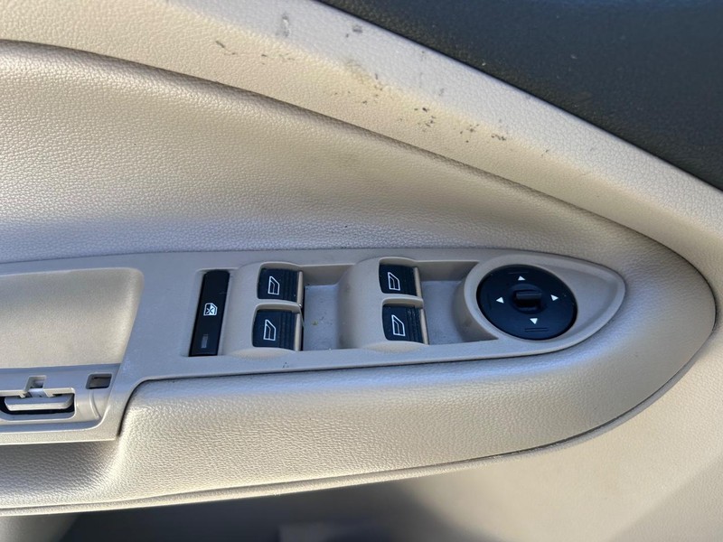 Ford Escape Vehicle Full-screen Gallery Image 16