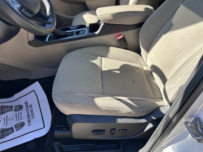 Ford Escape Vehicle Full-screen Gallery Image 17