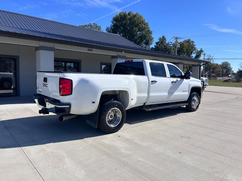 GMC Sierra 3500HD Vehicle Full-screen Gallery Image 3