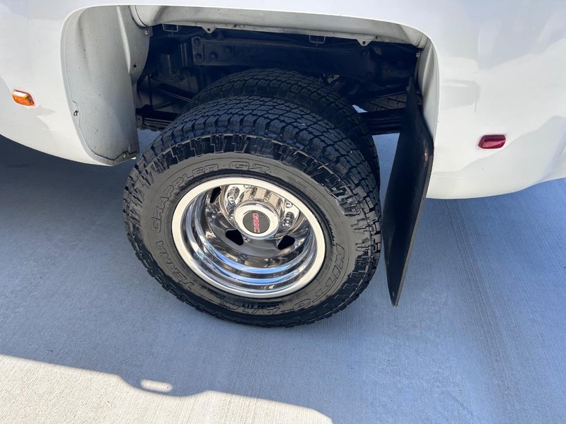 GMC Sierra 3500HD Vehicle Full-screen Gallery Image 6