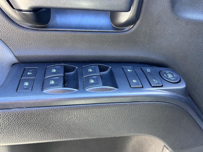 GMC Sierra 3500HD Vehicle Full-screen Gallery Image 14