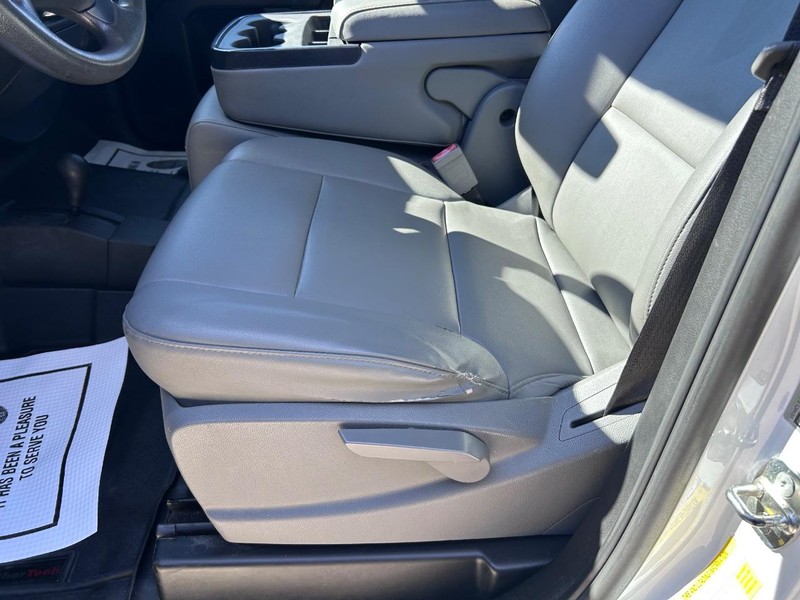 GMC Sierra 3500HD Vehicle Full-screen Gallery Image 15