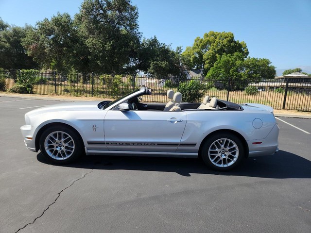 2013 Ford Mustang V6 Premium's photo