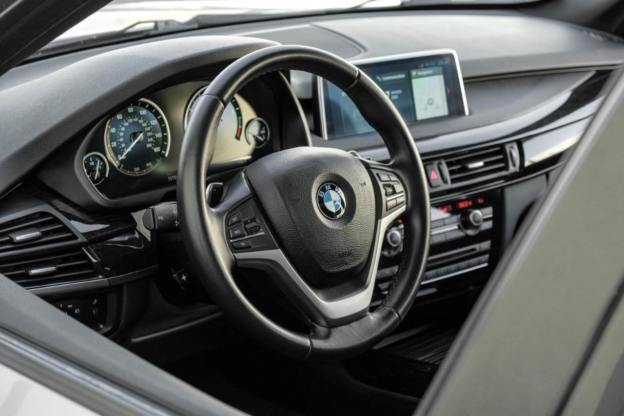 BMW X5 Vehicle Main Gallery Image 16