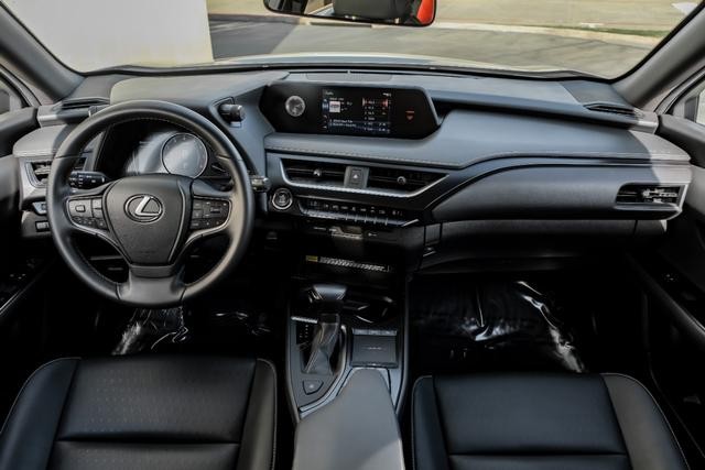 Lexus UX 200 Vehicle Main Gallery Image 15