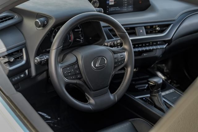 Lexus UX 200 Vehicle Main Gallery Image 17