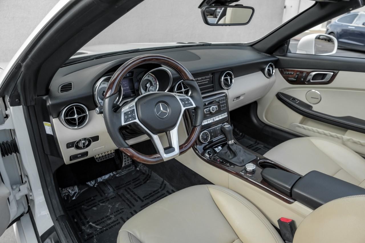 Mercedes-Benz SLK-Class Vehicle Main Gallery Image 03