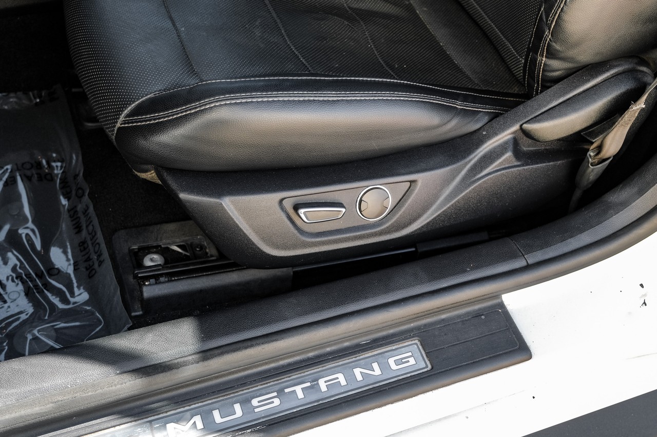 Ford Mustang Vehicle Main Gallery Image 31