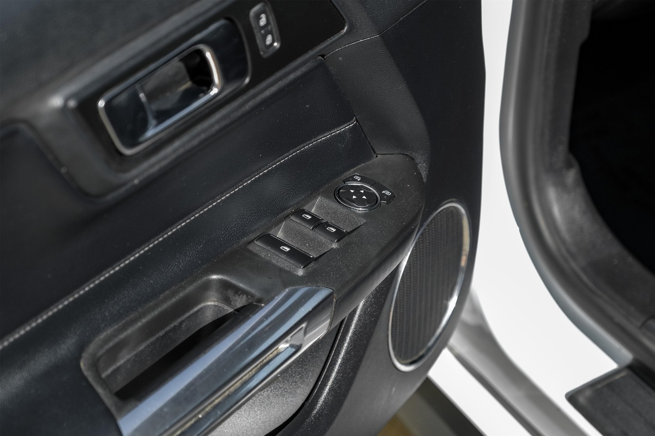 Ford Mustang Vehicle Main Gallery Image 38