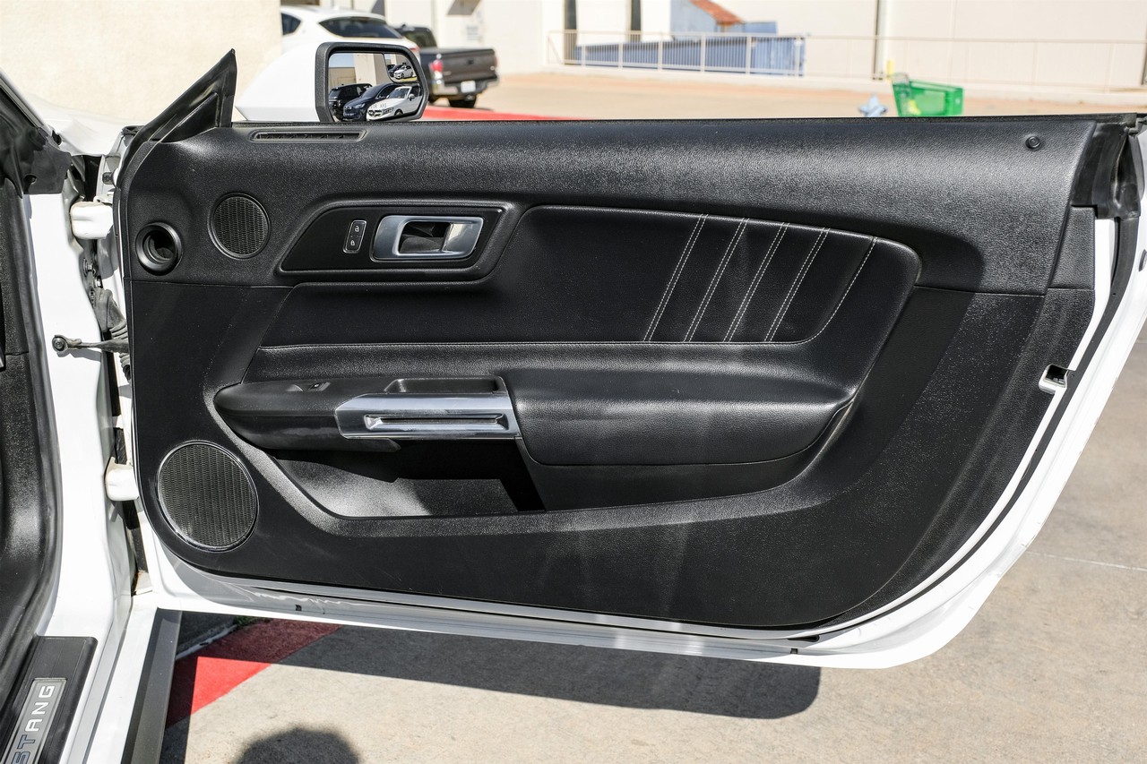 Ford Mustang Vehicle Main Gallery Image 39