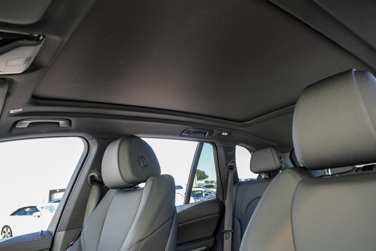 BMW X5 Vehicle Main Gallery Image 05