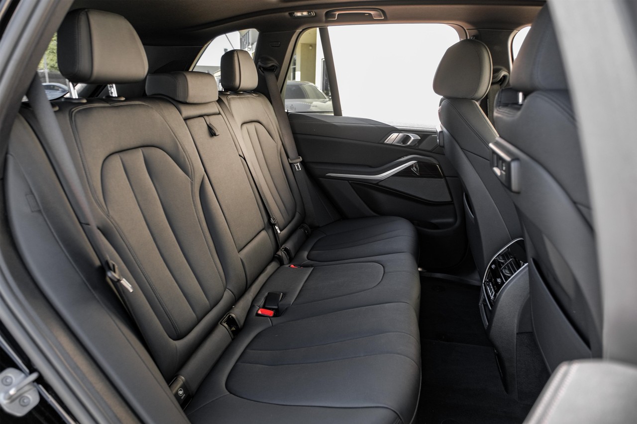 BMW X5 Vehicle Main Gallery Image 32