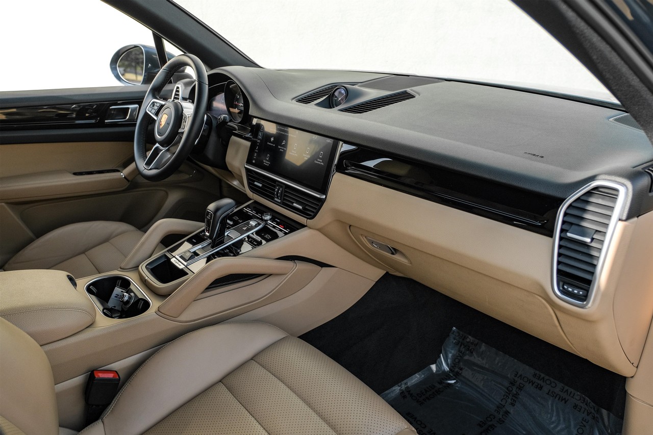 Porsche Cayenne Vehicle Main Gallery Image 12