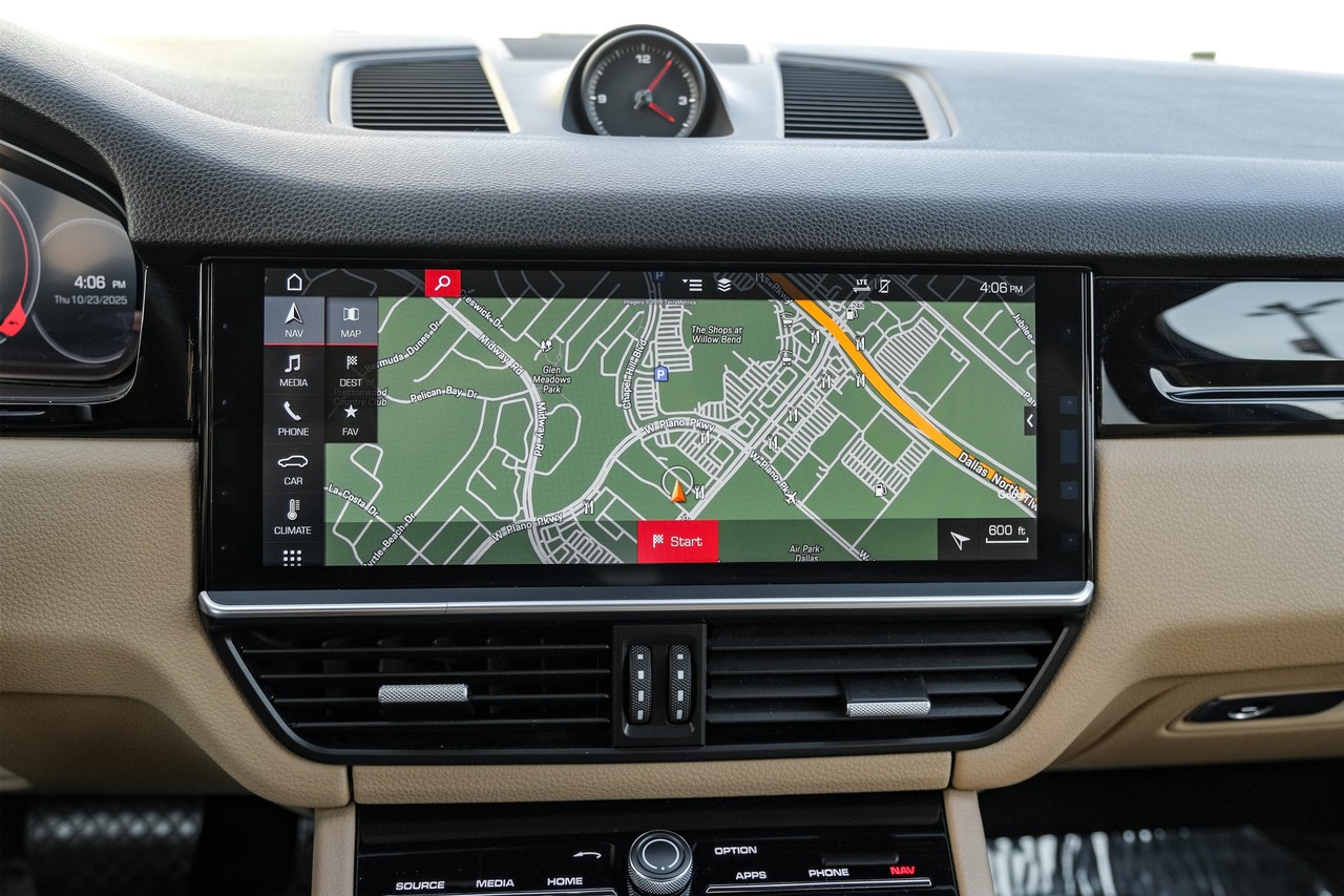 Porsche Cayenne Vehicle Main Gallery Image 18