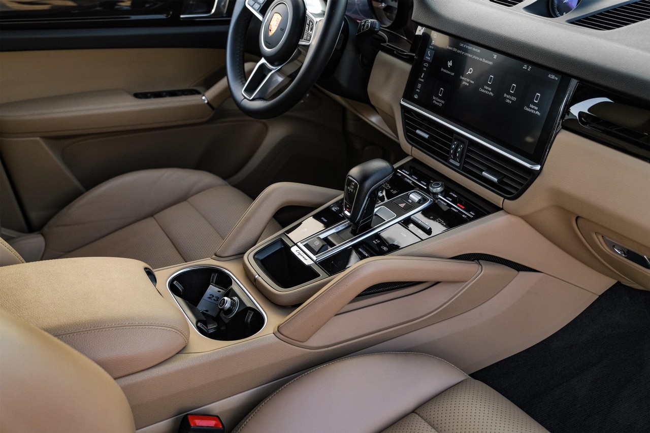 Porsche Cayenne Vehicle Main Gallery Image 20