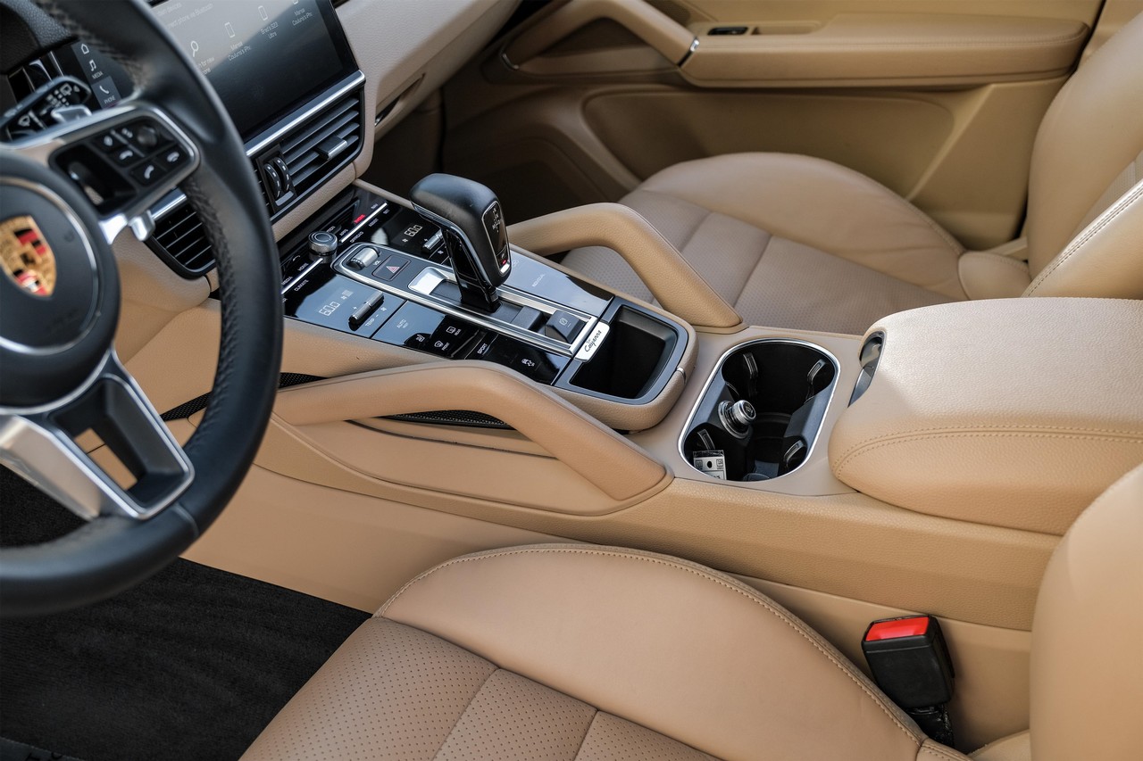 Porsche Cayenne Vehicle Main Gallery Image 21