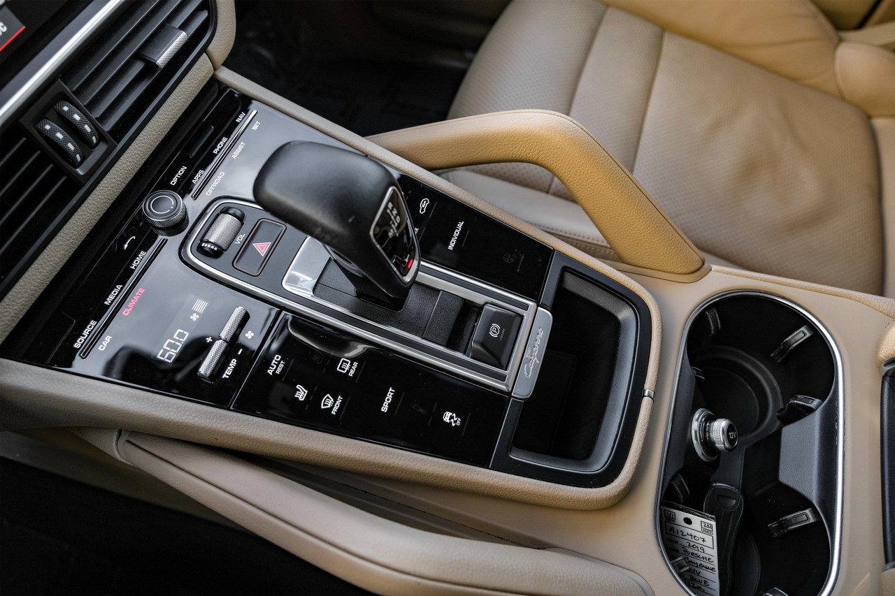 Porsche Cayenne Vehicle Main Gallery Image 22