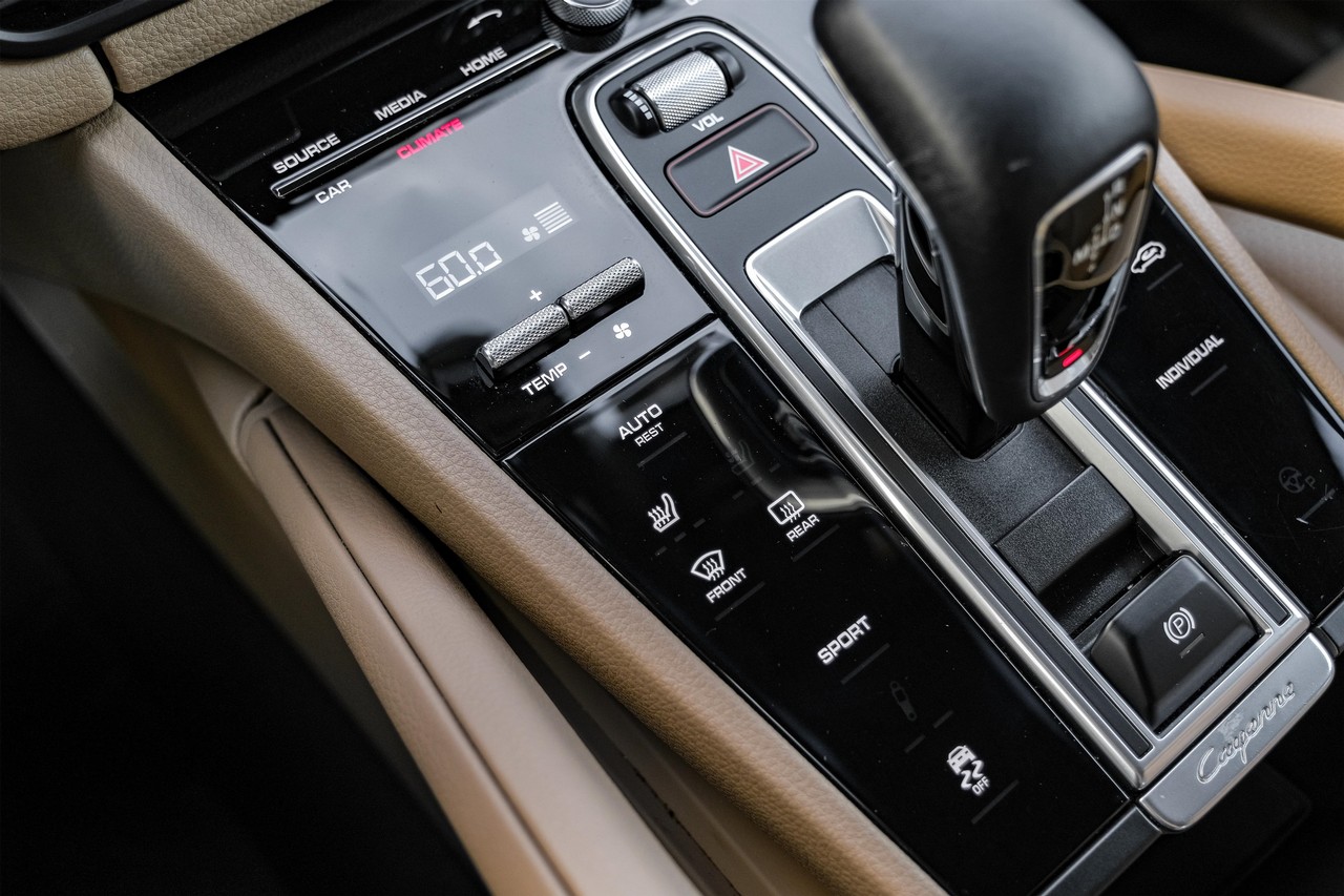 Porsche Cayenne Vehicle Main Gallery Image 23