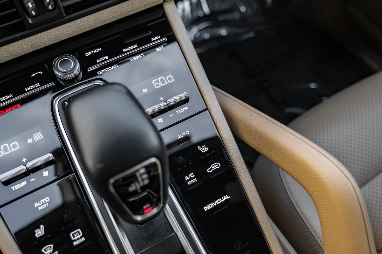 Porsche Cayenne Vehicle Main Gallery Image 24