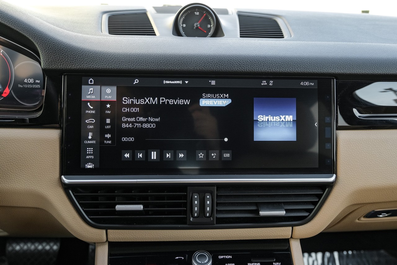 Porsche Cayenne Vehicle Main Gallery Image 25