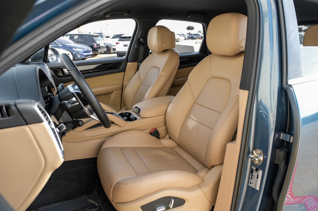 Porsche Cayenne Vehicle Main Gallery Image 28