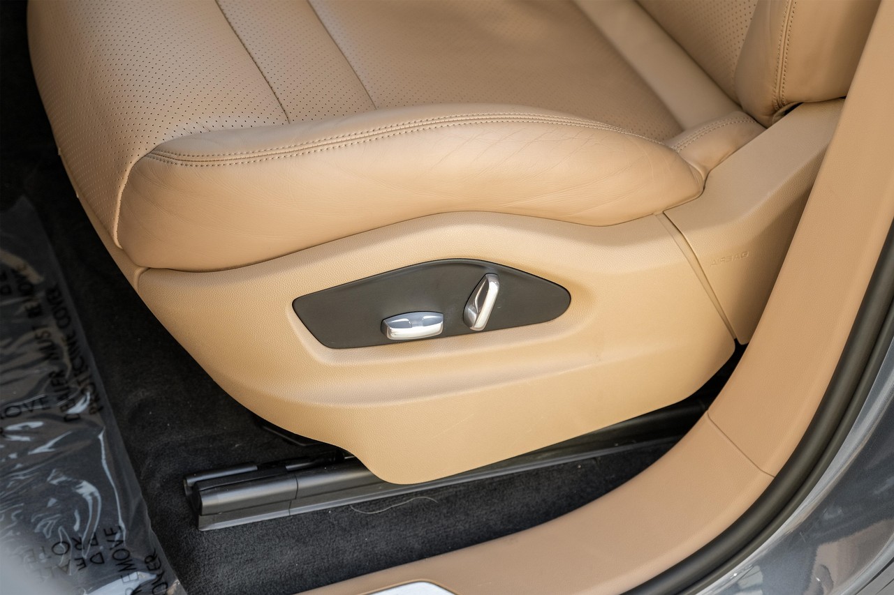 Porsche Cayenne Vehicle Main Gallery Image 29