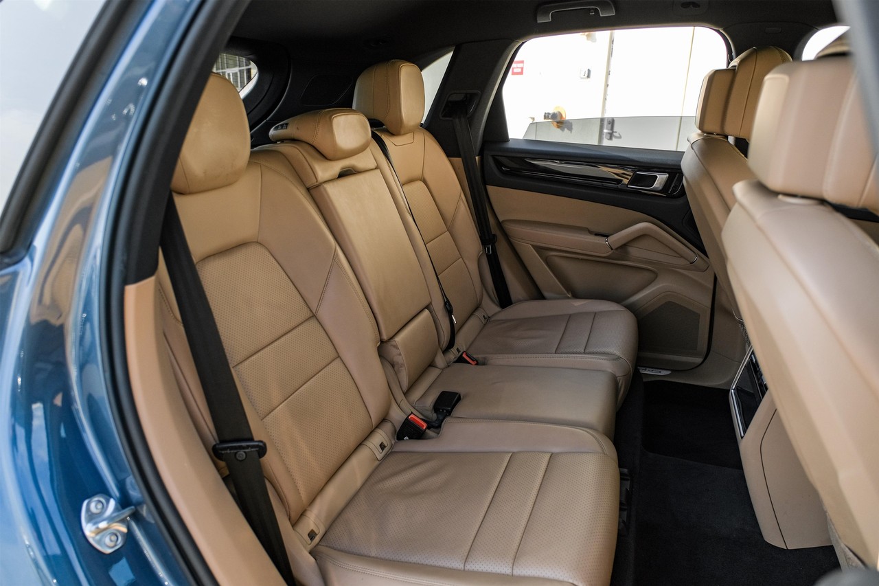 Porsche Cayenne Vehicle Main Gallery Image 32