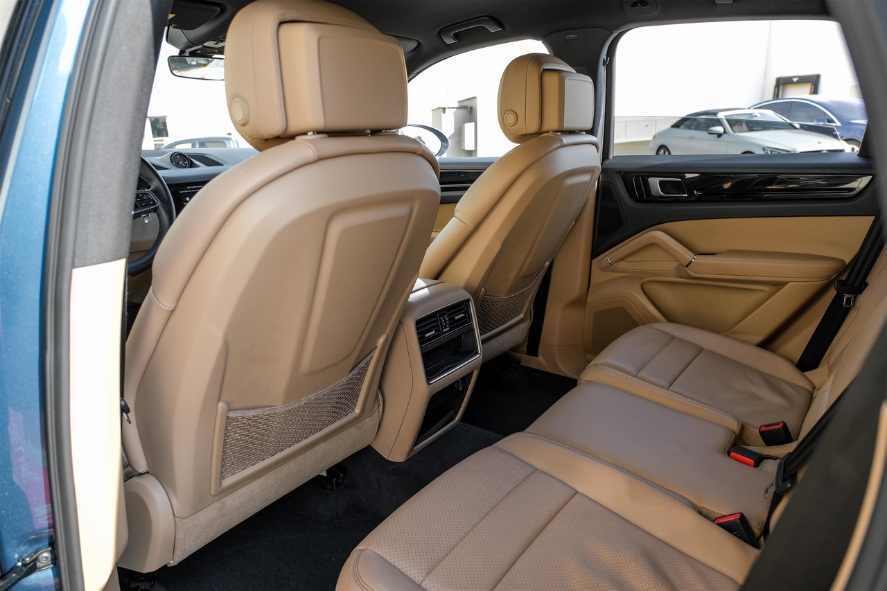 Porsche Cayenne Vehicle Main Gallery Image 34