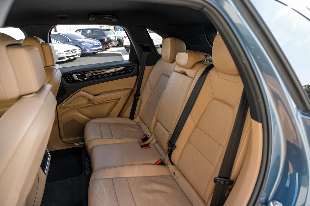 Porsche Cayenne Vehicle Main Gallery Image 35