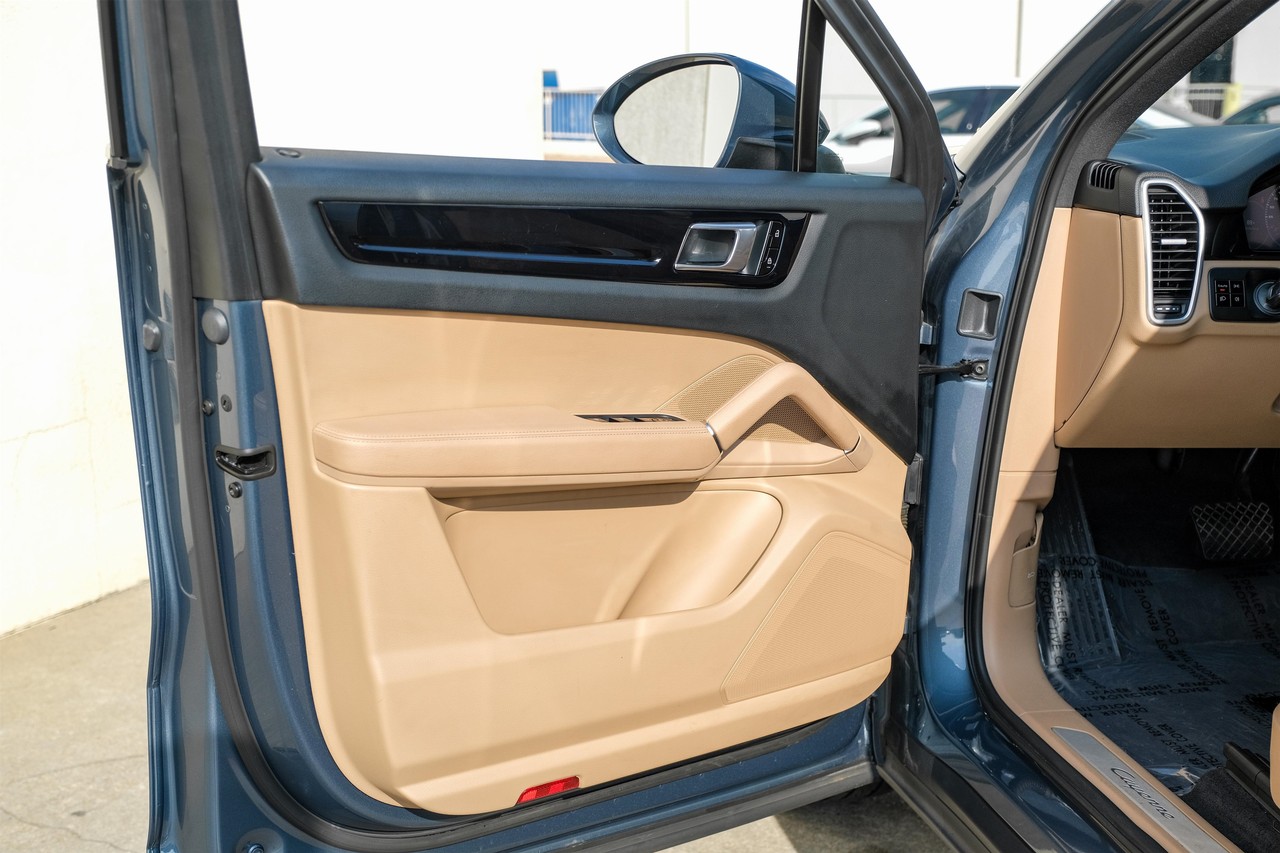 Porsche Cayenne Vehicle Main Gallery Image 38