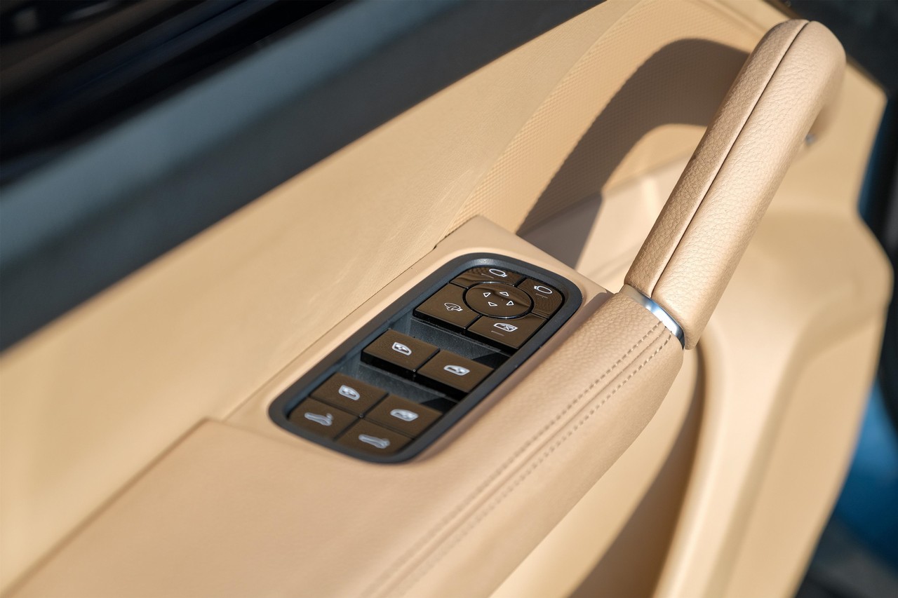 Porsche Cayenne Vehicle Main Gallery Image 39
