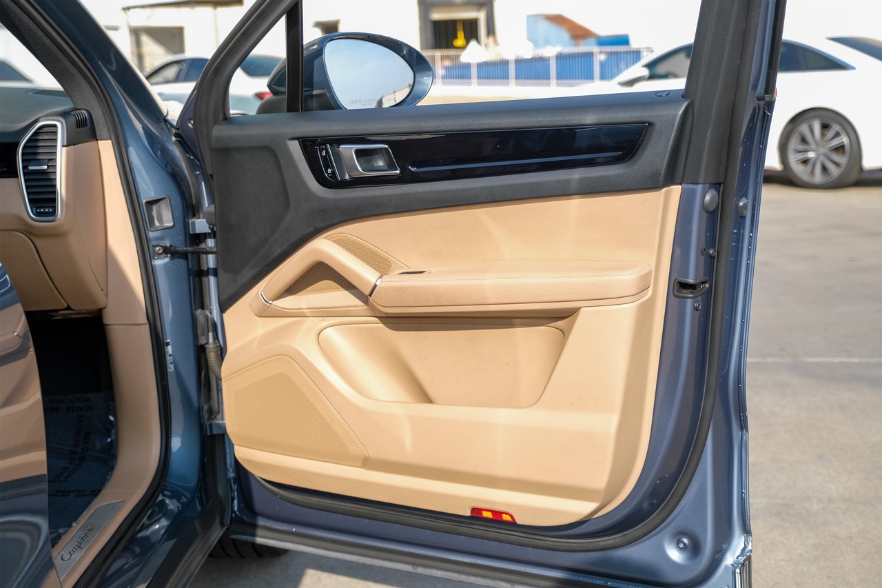 Porsche Cayenne Vehicle Main Gallery Image 40