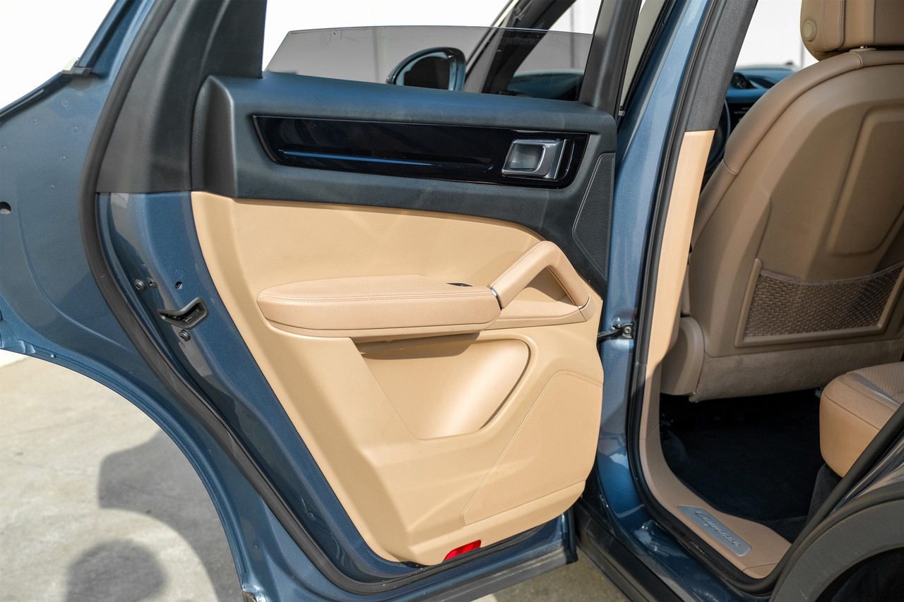 Porsche Cayenne Vehicle Main Gallery Image 41