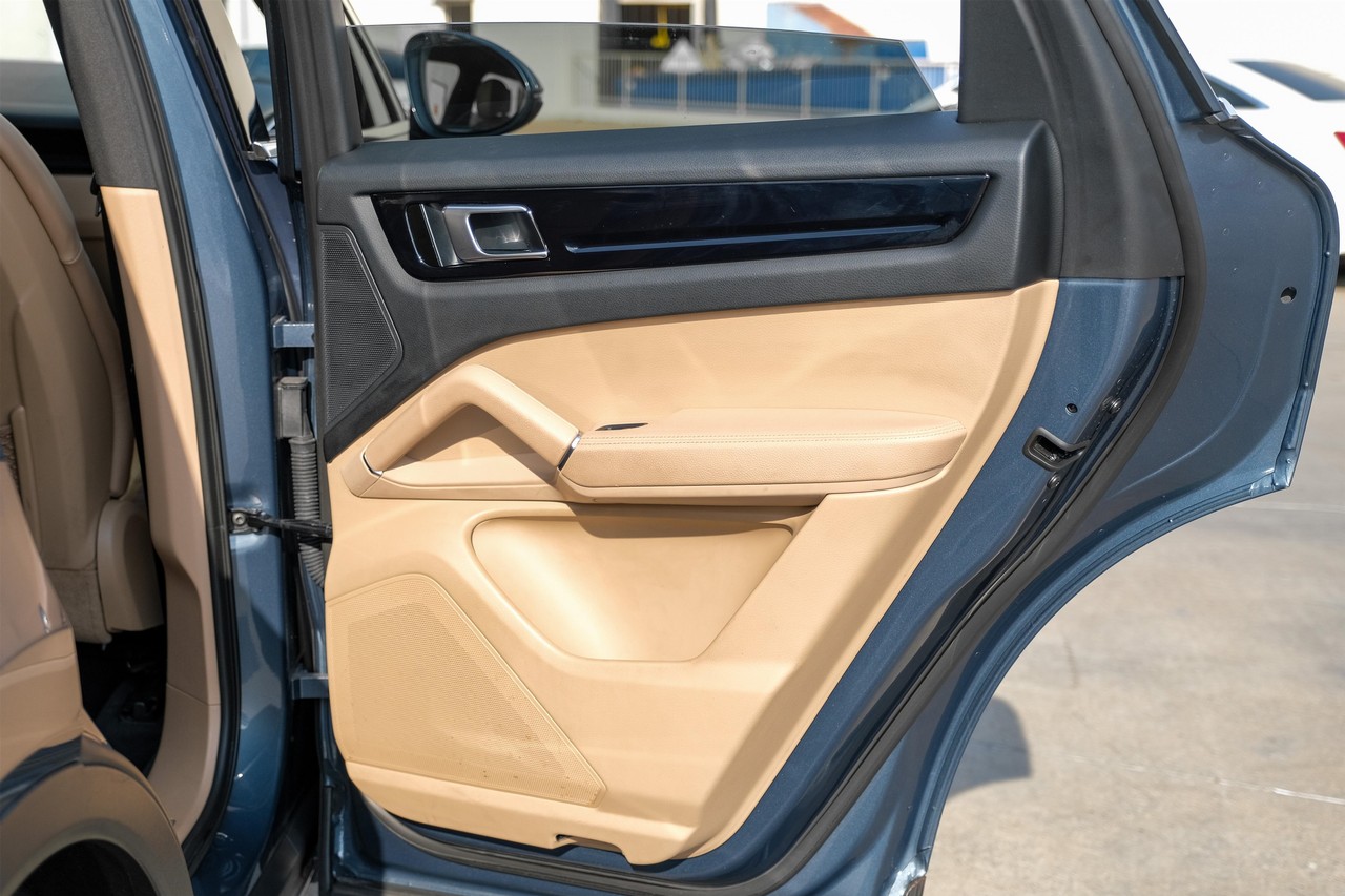 Porsche Cayenne Vehicle Main Gallery Image 42