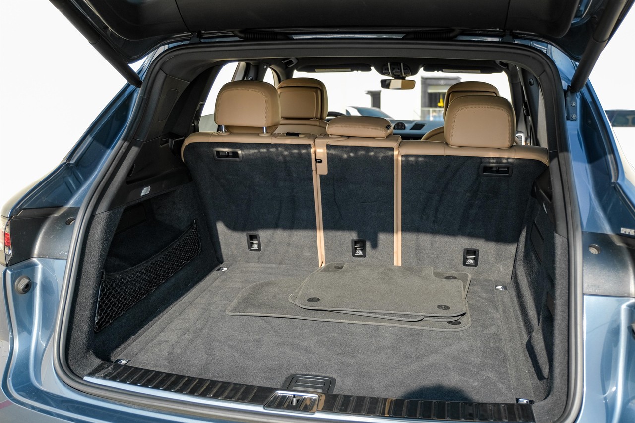 Porsche Cayenne Vehicle Main Gallery Image 45